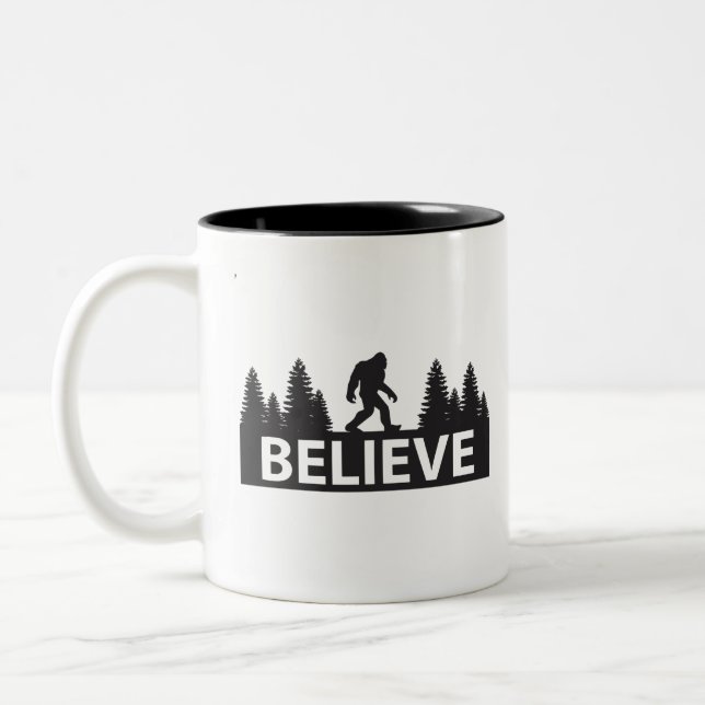 Tro på Bigfoot Två-Tonad Mugg (Vänster)