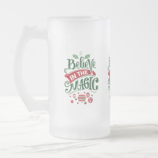 Tro på den magiska jultypografin frostat ölglas (Vänster)