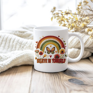 Tro på din egen Boho Rainbow Flowers Butterfly Kaffemugg