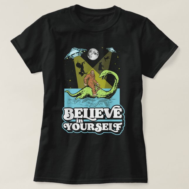 Tro på din egen lilla Bigfoot Nessie UFO Alien T Shirt (Design framsida)