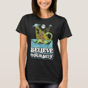 Tro på din egen lilla Bigfoot Nessie UFO Alien T Shirt