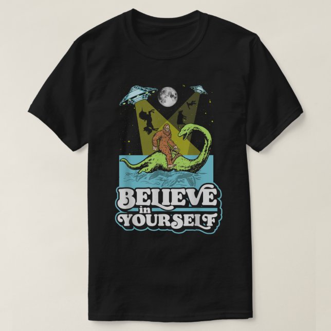 Tro på din egen lilla Bigfoot Nessie UFO Alien T Shirt (Design framsida)