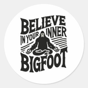 Tro på din inre Bigfoot rolig yoga Sasquatch Runt Klistermärke