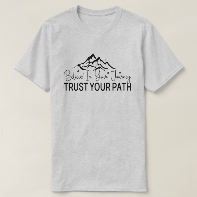 Tro på din resa - Motiveringscitat T Shirt (Design framsida)