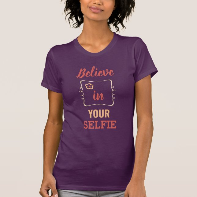 Tro på din självbelåtenhet | Typografi T-Shirt (Framsida)