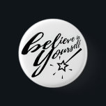 Tro på ditt eget Trollspö i Typografi Magic Knapp<br><div class="desc">Trendigets typografi "tro på dig själv" med magisk trollspö.</div>