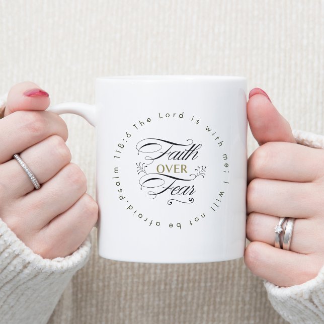 Tro på fruktan som uppmuntrar till bibelversen kaffemugg (Skapare uppladdad)