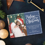 Tro på julmagi 2-familjens foton blå julkort<br><div class="desc">Modern Julhälsningar kort med en av din favoritjulfamilj porträtt på den lämnat,  kompletterad med ord "Tro på julens magi" på högerna över en blå bakgrund,  anpassade med ditt eget hälsning-budskap. Du kan ladda upp ytterligare en bild på baksidan av kortet.</div>