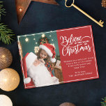 Tro på julmagi 2-familjens foton röda julkort<br><div class="desc">Modern Julhälsningar kort med en av din favoritjulfamilj porträtt på den lämnat,  kompletterad med ord "Tro på julens magi" på högerna över en festlig röd bakgrund,  anpassade med ditt eget hälsning-budskap. Du kan ladda upp ytterligare en bild på baksidan av kortet.</div>