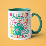 Tro på jultomten Retro Boho Mugg<br><div class="desc">Tro på julmagen Retro Boho Festive Helgdag har texten "Tro på julens magiska magi" i modern manustypografi accentuerad med färglöst Matisse stil Julgran,  blommor och ljus. Perfekt för julklappar,  party och firande,  julklappar,  födelsedagar och så vidare. Skapat av Evco Studio www.zazzle.com/store/evcostudio</div>