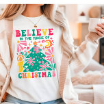 Tro på jultomten Retro Boho T Shirt<br><div class="desc">Tro på julmagen Retro Boho Festive Helgdag Tri-Blend Shirt har texten "Tro på julens magiska magi" i modern manustypografi accentuerad med färglös Matisse stil Julgran,  blommor och ljus. Perfekt för julklappar,  party och firande,  julklappar,  födelsedagar och så vidare. Skapat av Evco Studio www.zazzle.com/store/evcostudio</div>
