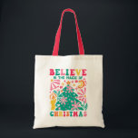Tro på jultomten Retro Boho Tygkasse<br><div class="desc">Tro på julmagen Retro Boho Festive Helgdag har texten "Tro på julens magiska magi" i modern manustypografi accentuerad med färglöst Matisse stil Julgran,  blommor och ljus. Perfekt för julklappar,  party och firande,  julklappar,  födelsedagar och så vidare. Skapat av Evco Studio www.zazzle.com/store/evcostudio</div>