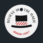 Tro på magen - Snowmans Top hat Gåvor Etiketter<br><div class="desc">Dessa favorittaggar har en vit bakgrund med en enkel designad snowmans top hat i mitten med Tro på magiken som en Julhälsningar överst och familj namn nedanför i rött. På baksidan är det rött med uttrycket "av hemgjorda gåvor" med en vit linje och sedan är namn av bakade gåvor en...</div>