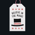 Tro på magen - Snowmans Top hat Presentetikett<br><div class="desc">Denna moderna märkre med formade gåvor har en vit bakgrund med en enkel design, Snögubbe top hat i centrum med tro på Magic hälsning överst omgiven av rött snöflingor. På baksidan är den vit med mer rött snöflingor och till och från-sektionen. Från-avsnittet fylls av tomten, men du kan anpassa det...</div>