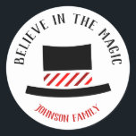Tro på magen - Snowmans Top hat Runt Klistermärke<br><div class="desc">Den moderna etiketten med rund klistermärke har en vit bakgrund med en enkel design som snögubbe top hat har i mitten, med tro på Magic hälsning överst och namn i familjen nedanför i rött. Anpassa detta med din egen hälsning och familj namn. Det här klistermärket är underbart för julkortskuvert eller...</div>