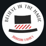 Tro på magen - Snowmans Top hat Runt Klistermärke<br><div class="desc">Den moderna etiketten med rund klistermärke har en vit bakgrund med en enkel design som snögubbe top hat har i mitten, med tro på Magic hälsning överst och namn i familjen nedanför i rött. Anpassa detta med din egen hälsning och familj namn. Det här klistermärket är underbart för julkortskuvert eller...</div>