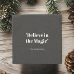 Tro på Magic Black and White Minimalist Stenunderlägg<br><div class="desc">Öka din helgdag-dekoration med den svarta och vita minimalistunderlägg som "Tro på magiska". Den här underlägg har en elegant design med ett kraftfullt budskap och ger en modern och elegant beröring till julstämningen eller vintermötena. Skydda yta samtidigt som du tar till dig ett festligt, enfärgat estetiskt system som kompletterar alla...</div>