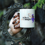 Tro på Magic Witch Halloween Två-Tonad Mugg<br><div class="desc">Cute Halloween-kaffet mugg i en "Tro på magin"-text med söt häxdesign. En roligt Halloween mugg för den häxaktiga kvinnan i ditt liv.</div>
