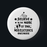 Tro på magin i Tiny Mistletoes Nicu Nurse Knapp<br><div class="desc">Tro i Tiny Mistletoes Nicu Nurse jul-julklämma, matchande, familj, julafton, god jul, 2021, lycklig, nytt,  år, 2022 jul 2021 matchande familje-Pajamas</div>