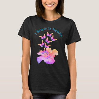 Tro på Miraceae Hibiscus Flower Butterflies T Shirt