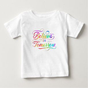Tro på morgondagens regnbågstypografi t shirt