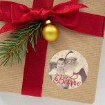 Tro på Red Script Santa Helgdag Photo Runt Klistermärke<br><div class="desc">Helgdag fotodekordedesign har "Tro" i ett snyggt rött skript med stjärnaccent. Anpassa med bilden (standardbilden har en sepiaeffekt).</div>