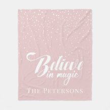 Tro på Rosa Fleece Blanket