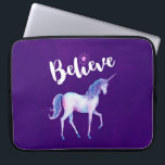 Tro på Unicorn i pastellfärgerna Laptop Fodral<br><div class="desc">Laptop sleeve med en söt vattenfärgad enmajs som är målad i mjuka pastellfärgat rosa,  lila och blått. I den inspirerande typografitexten står det att tro på ett trendig med en stjärna ovanför brev i. Ange på royalets lila-bakgrund.</div>
