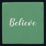 Tro Stone Underlägg<br><div class="desc">Mörk grönt sten underlägg med "tro" i vit text.</div>