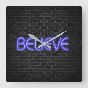 Tro text i nyljus på tegel fyrkantig klocka