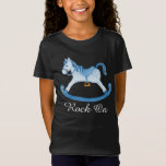 Tröja för att rotera hästen, målade konstbarn t-sh<br><div class="desc">Tvättfärgsmålning av en rockande häst med ullmane och svan i blå t-shirt. Läser Sten på. Objekt som skrivs ut från en ursprunglig vattenfärgsmålning av Sarah Trett.</div>