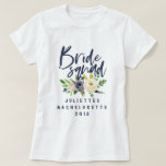 Tröja i blommigt med skjortskjorta<br><div class="desc">Vattentärfärgad bridknapp för blommigt av smekmånadsgåva av bröllop t-shirt. Perfekten till din systerbror mamma pappa moster, morbror dotter till systermorbror, systermorbror. På trendskript och modern vattenfärgsgrafik. Gör livet enklare med den här tänkvärda bröllop- eller födelsedagspressen och visa någon speciell du bryr dig om, eller bara behandla dig själv. Klicka bara...</div>