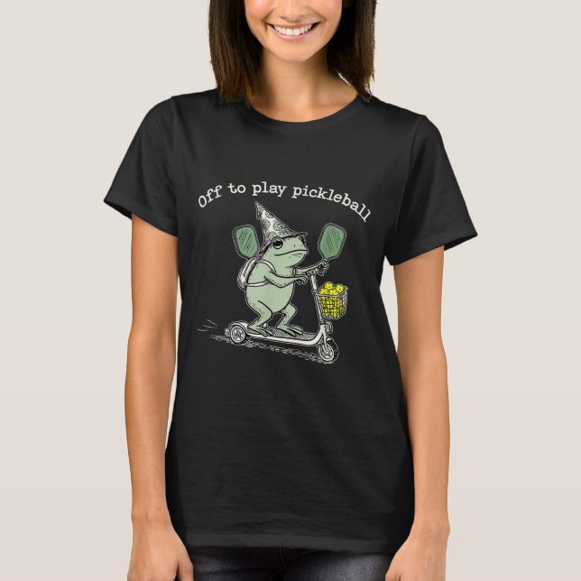 Trollkarl Groda Håller Racketscooter Kör Iväg För  T Shirt (Framsida)