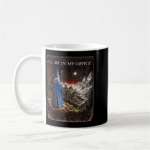 Trollkarl Jag Kommer Att Vara På Kontoret Rollig T Kaffemugg