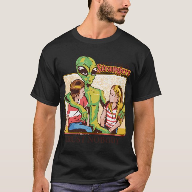 Trollkarl Oliv med trollstav och kvick spell. T Shirt (Framsida)