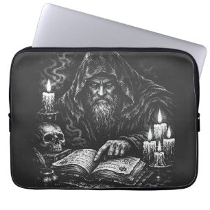 Trollkarl som studerar Grimorium — av BurnsInHell Laptop Fodral