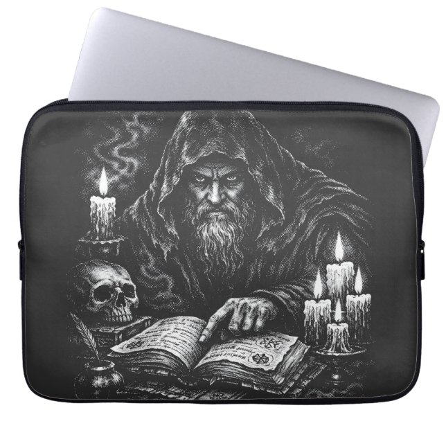 Trollkarl som studerar Grimorium — av BurnsInHell Laptop Fodral (Framsidan)