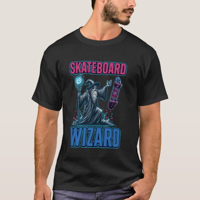 Trollkarlen Skateboard Förtrollad Tur T Shirt (Framsida)