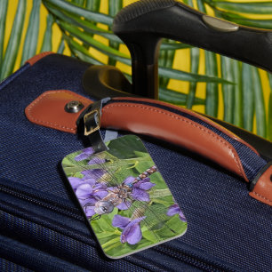 Trollslända med blåa ögon på purpurfärgade blommor bagagebricka