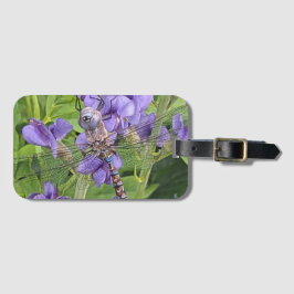 Trollslända med blåa ögon på purpurfärgade blommor bagagebricka