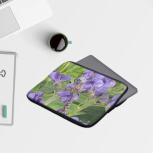 Trollslända med blåa ögon på purpurfärgade blommor laptop fodral