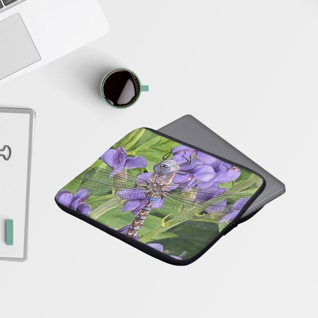Trollslända med blåa ögon på purpurfärgade blommor laptop fodral (In Situ)
