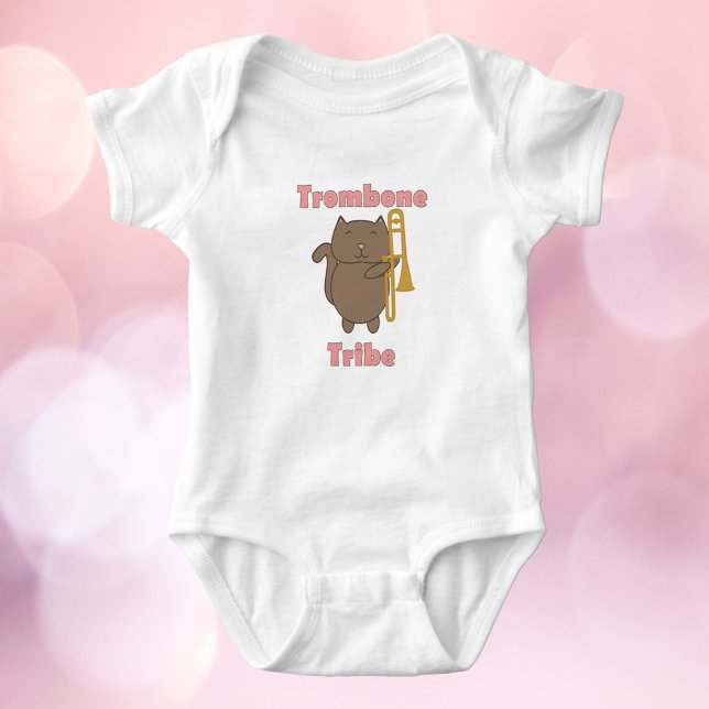 Trombon Tribe Söt Rolig Katt Rosa Bokstäver T Shirt (A baby body suit with a cute cat holding a trombone & the words trombone tribe in pink letters.)