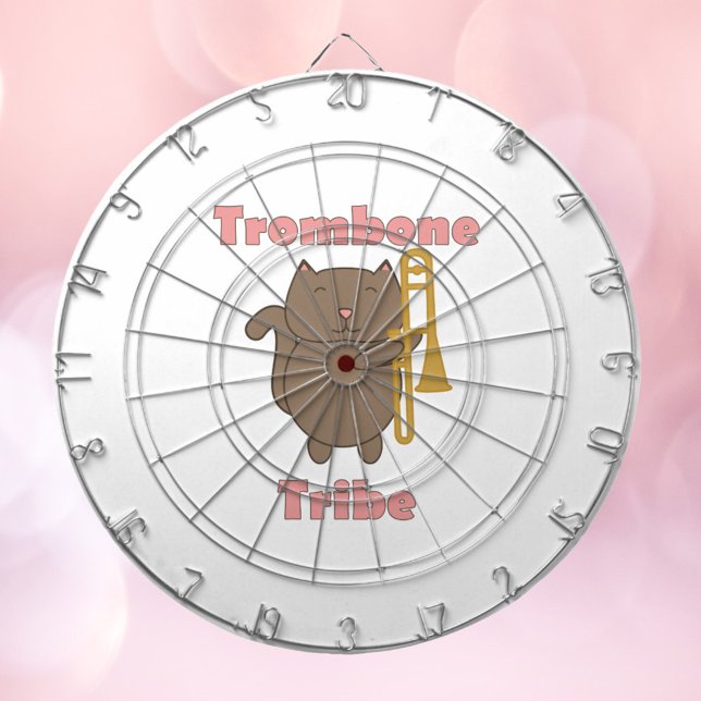 Trombone Tribe Brun Katt Katt Rosa Bokstäver Darttavla (A darboard with a cat holding a trombone and the words trombone tribe in pink letters.)