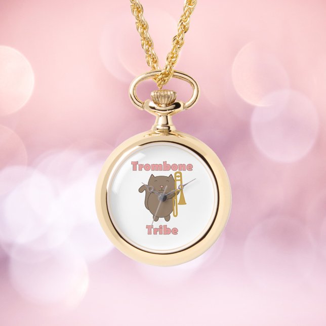 Trombone Tribe Brun Katt Rosa Bokstäver Armbandsur (A watch necklace with a brown cat and a trombone with the text trombone tribe.)