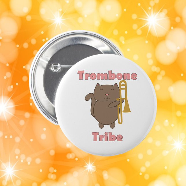 Trombone Tribe Brun Katt Rosa Bokstäver Knapp (A pin with a cute cat holding a trombone and the words trombone tribe in pink letters.)