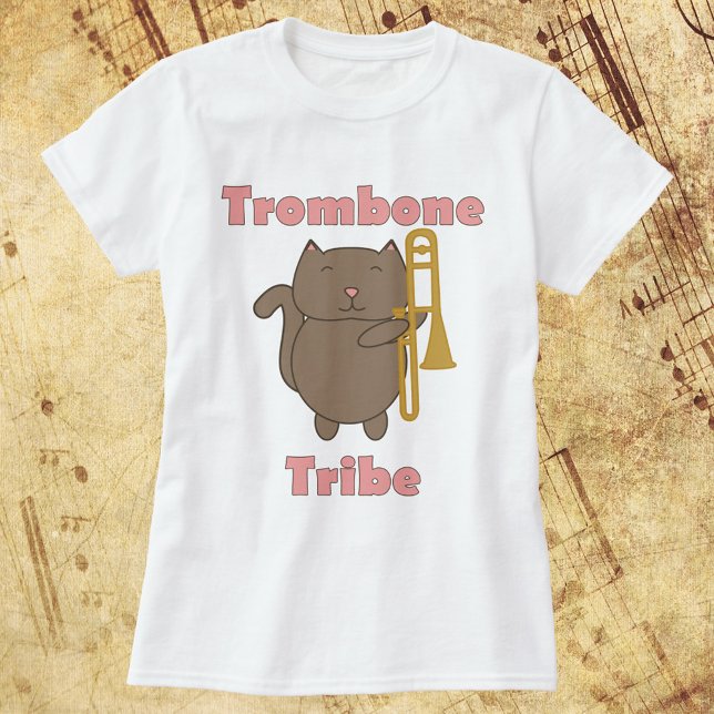 Trombone Tribe Söt Brun Katt Rolig Rosa T Shirt (A shirt with a cat playing the trombone and the words trombone tribe.)