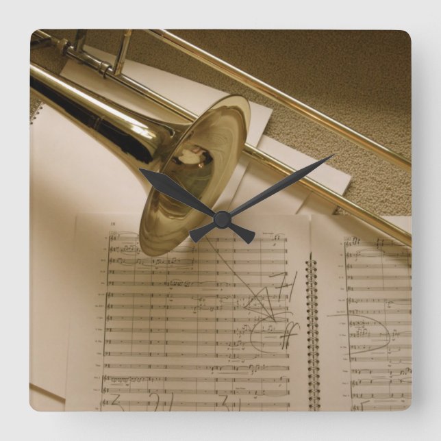 Trombonen tar tid på fyrkantig klocka (Framsida)