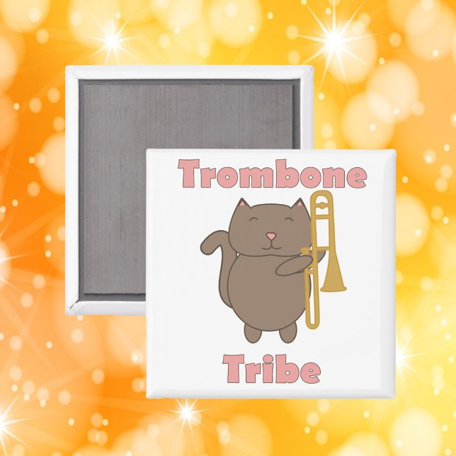 Trombonestammen Roliga Katt Rosa Bokstäver Magnet (A magnet with a funny cat holding a trombone and the words trombone tribe in pink letters.)