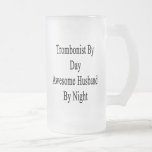 Trombonist av den enorma maken för dag vid natt frostat ölglas